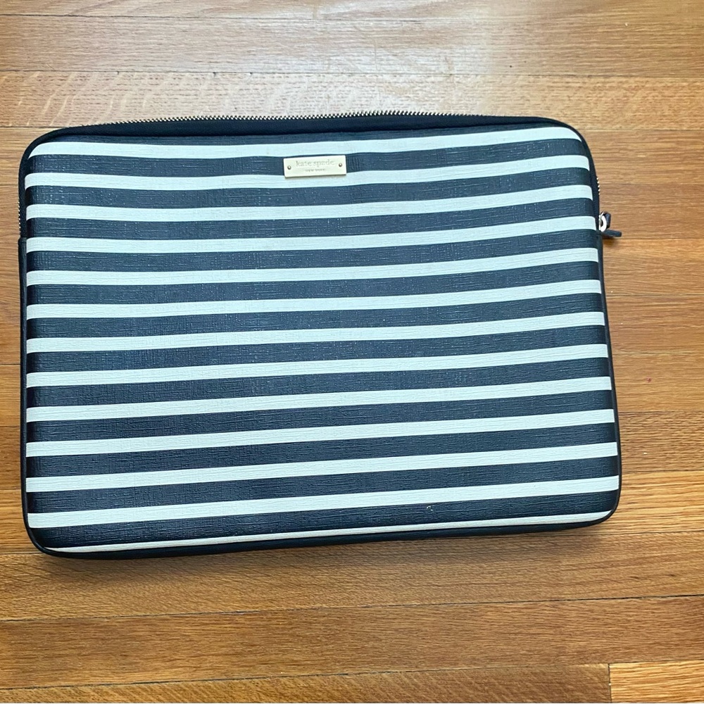 11C.KATE SPADE Black and White Striped Laptop Sleeve